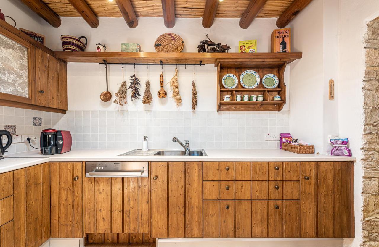 The Carob Tree Villa - Rustic Luxury Home With Access To Pool And Restaurant Lárnaka Eksteriør bilde